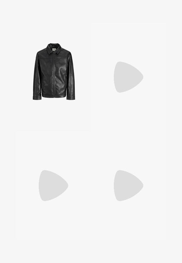 Zwarte leren jas met een ritssluiting aan de voorkant, puntige kraag en lange mouwen. Heeft naaddetails en een gladde textuur.; Zwarte katoenen T-shirt met korte mouwen, ronde halslijn, voorzien van een klein wit Levi's-logo op de borst, comfortabele textuur, klassieke pasvorm.; Zwarte broeken van gladde stof, met een recht model, twee voorknikken en een standaard tailleband met riemlussen.; Zwarte leren instapper met een gladde afwerking, voorzien van een gestikt ontwerp en een decoratieve metalen kettingaccent over de wreef. Platte hak.