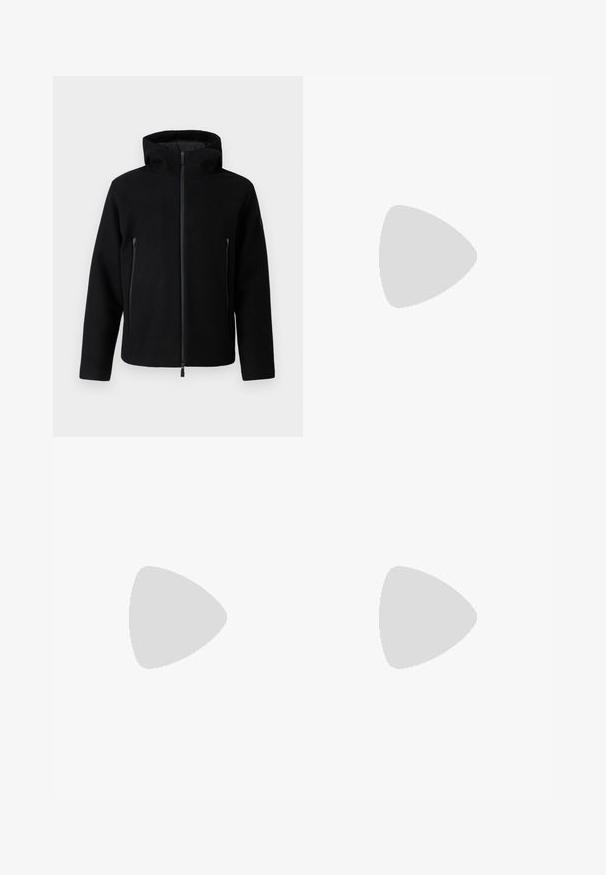 Svart hettejakke laget av fleece, med glidelås og to glidelåslommer foran. Glatt tekstur med et moderne design.; Svart langermet skjorte laget av mykt stoff. Har en liten hvit logo på venstre brystområde. Enkel, rund halslinning og rett passform.; Beige cargo bukser med elastisk talje, som har to sidelommer og et blødt, let stof. Stribet tekstur.; Hvite og svarte joggesko med en glatt læroverdel, teksturerte detaljer og en kraftig hvit såle. Har en klassisk snøring.