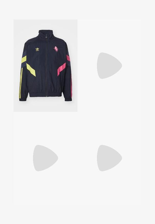 Marine blå vindjakke med høj krave, lynlås lukning og farverige detaljer i gul og pink. Inkluderer Adidas-logo og et pink grafik.; Sort t-shirt lavet af bomuld med hvide accenter. Har korte ærmer, raglan-design og et lille logo på brystet. Tre hvide striber på skuldrene.; Sorte træningsbukser med elastisk talje, der har hvide sidestænger og et lille logo. Materialet ser blødt og let ud.; Hvide Adidas Mundial Goal sneakers med sorte striber og gummisål, vist midt i luften over en sportsplads med farvede linjer.