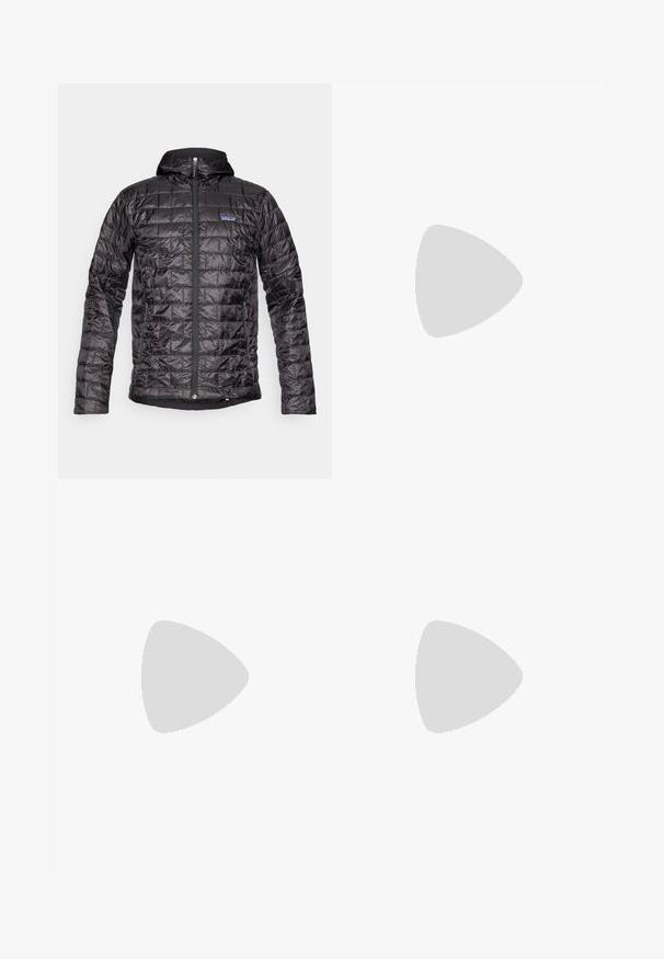 Črna izolirana jakna s kapuco, z izšitjem, sprednjim zadrgo in logotipom na levem prsnem delu. Vodoodporen material.; Črna kratko rokavna športna majica iz teksturirane tkanine, z belim logotipom na levem prsnem delu in ravnim robom.; Črne atletske hlače iz lahkega materiala, ki imajo elastični pas z vezalko, stranske žepe in zožene manšete na gležnjih.; Črne tekaške čevlje za trail s teksturirano zgornjega dela, gumijastim podplatom in ojačanim zaključkom prstov. Vključuje oblazinjen ovratnik in zanko za enostavno obuvanje.