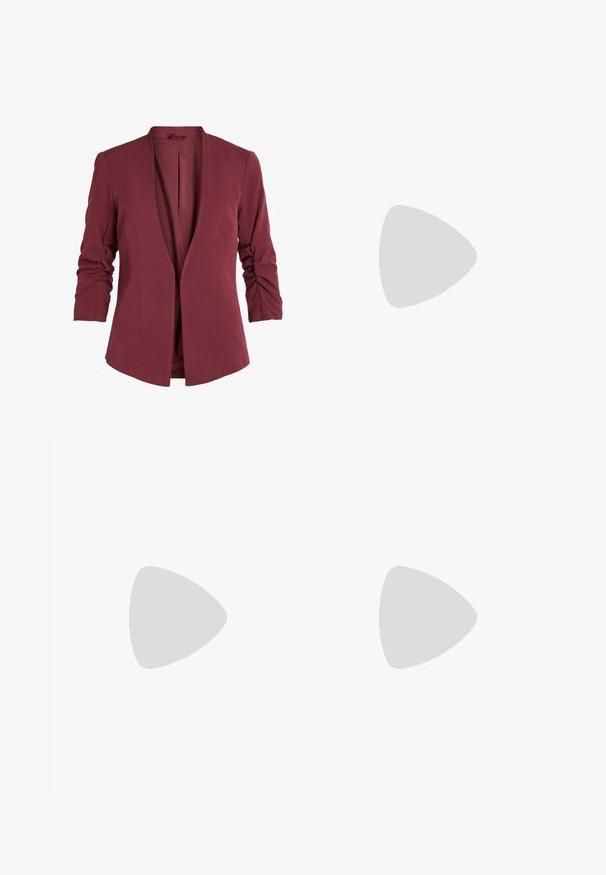 Tumepruun bleiser, millel on salli krae, kolmveerandvarrukad kogutud detailidega ning puhas, avatud eesmine disain. Sile kangapind.; Valge ribakujuline tank top, millel on ümmargune kaelus, varrukateta disain ja lühike pikkus. Silt ütleb "JJXX." Sile kangast tekstuur.; Mustad, laiad püksid elastse vöökohtaga, valmistatud siledast kangast. Omab lihtsat disaini, ilma taskute või nähtavate õmbluste detailideta.; Mustmust ja halli nubukist tennisajal on suur kreemjas "N" logo, lilla paelad ja tekstureeritud kummist välispohja.