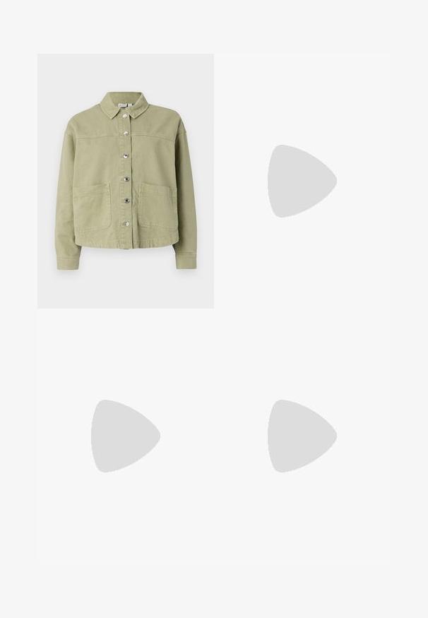 Lys grøn, bomuldsjakke med krave, knaplukning foran, to brystlommer og lange ærmer. Glat tekstur med en afslappet pasform.; Kort top i off-white strikmateriale. Lange ærmer med ribbet struktur og små udskæringer omkring halsudskæringen.; Rødstribet denimoverall med justerbare skulderstropper, stor frontlomme og sidelommer. Har metalhardware og en stikling.; Hvide lærreds sneakers med beige ruskindsdetaljer, perforeret tåboks, flade snørebånd og en struktureret cremefarvet sål. Har diskret branding på hælen.; Sort stof handbag med samlede strukturer, to skulderremme og snorelukning i siderne. Glat, let materiale.