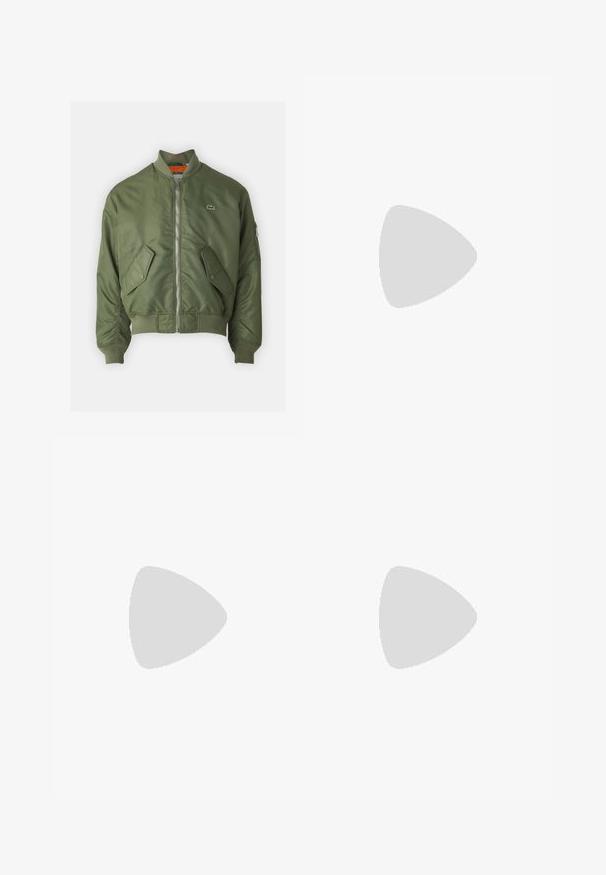 Alyvuogių žalia bomber tipo striukė su užtrauktuku priekyje, raukšlėmis liemenyje ir dviem priekinėmis kišenėmis. Yra mažas logotipas ant kairiojo krūtinės ir kontrastinga vidinė pamušalas.; Juodas medvilninis marškinėliai trumpomis rankovėmis, apvaliu iškirpimu ir maža žalia logo kairėje krūtinės kišenėje. Paprastas dizainas, reguliaraus pjaustymo.; Juodi kelnės, pagamintos iš medvilnės mišinio, su tiesiomis kirpimo linijomis, elastingu liemeniu su mygtuku ir be aiškių raštų ar akcentų.; Juodos suede sportbačiai su guminėmis padangomis, apvaliu pirštu, raišteliu priekyje ir krokodilo logotipu šone. Odiniai akcentai ant kulno juodos spalvos.