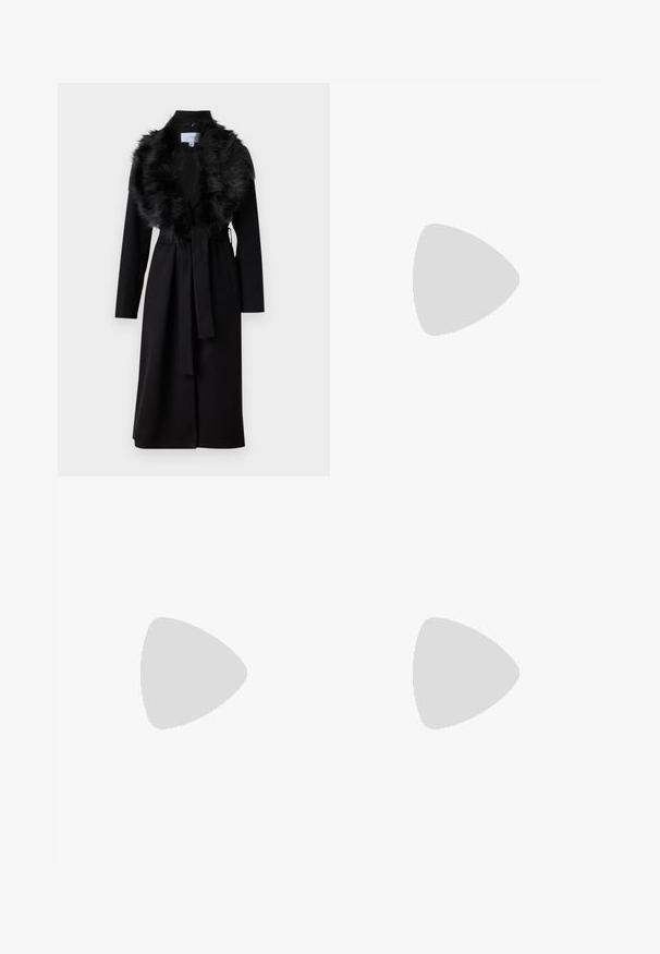 Um longo casaco preto com um colarinho de pelúcia sintética, cintura cingida e mangas longas. Apresenta uma textura suave e um design simples e elegante.; Camisola de gola alta de mangas longas, feita de um tecido liso e elástico. Apresenta um colarinho alto e um design ajustado, sem padrões ou adornos visíveis.; Jeans de perna larga em azul-claro, feitos de denim, com cintura alta, design de cinco bolsos e um desvanecimento sutil para um aspeto usado.; Tênis plataforma brancos feitos de material sintético suave, apresentando ponta arredondada, design com cadarços e sola de borracha texturizada. Acento preto no calcanhar.