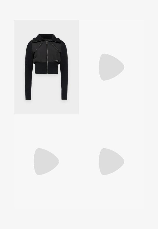 BDG Urban Outfitters SHRUNKEN ZIP THROUGH - Bombera - black; Čierny skrátený top s dlhým rukávom s textúrovaným hexagonálnym vzorom, výstrihom do tvaru lode a výrezmi na leme. Mäkká, elastická látka.; Čierne rozšírené džínsy vyrobené z denimu, s strednou výškou pásu, prednými vreckami a zapínaním na gombík. Hladká textúra s minimálnymi švovými detailmi.; Čierne kožené členkové topánky s okrúhlou špičkou, šnurovaním vpredu a hrubou gumovou podrážkou s textúrovaným vzorom. Sťahovací pútko na zadnej strane.