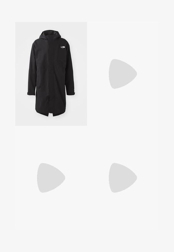 The North Face NUKABIRA LONG SHELL - Parka - black; Nike svart bomull T-skjorte med klassisk rund hals, korte ermer, og en subtil, preget logo på brystet. Glatt tekstur.; Sorte sweatpants laget av mykt stoff med elastisk midjebånd, snøring og en liten Nike-logo på venstre lår.; Svarte sportssko med teksturert stoff og gummisåler, med elastiske lisser og en blå detalj på hælen. Brukt med lyse denimbukser.