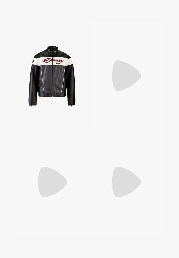 Giacca di pelle nera con pannelli bianchi e grigi, dotata di logo ricamato rosso sul petto e di una toppa rotonda sulla manica. Chiusura con zip.; Top nero senza maniche con scollatura rotonda e spalline larghe. Realizzato in tessuto morbido, presenta una superficie liscia e un design semplice.; Jeans in denim nero con taglio dritto, dotati di chiusura con cerniera, tasche frontali e design classico a cinque tasche. Texture morbida e resistente.; Stivale in pelle nera con lacci, suola spessa e dentata, e cuciture gialle, sospeso su uno sfondo circolare giallo.
