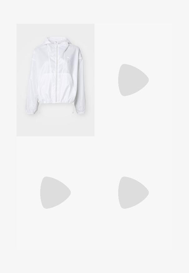 Witte hooded jas van glanzende, lichte stof. Beschikt over een voorkant met rits, elastische manchetten, zijzakken en een verstelbare trekkoord onderkant.; Zwarte T-shirt van katoen, met korte mouwen over een witte lange mouw laag met een subtiel textuurpatroon. Ronde hals ontwerp.; Zwarte wijde broek met een gerimpelde tailleband, voorzien van twee zijzakken en een soepele, lichte stof. Geen zichtbare patronen of hardware.; Zilveren sneaker met een gestructureerde mesh bovenkant en iriserende accenten, voorzien van een chunky witte zool en vetersluiting.