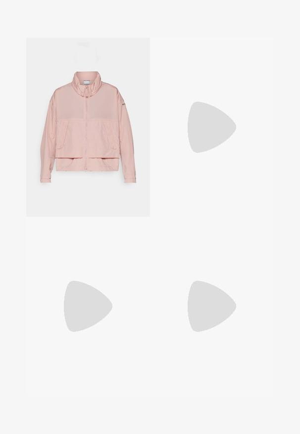 Columbia PARACUTIE™ - Tuulitakki - eraser pink; Harmaa t-paita lyhyillä hihoilla, joka on valmistettu sileästä kankaasta. Tehosteena pyöreä pääntie ja pieni logo tulostettuna rintaan.; Yläreunassa olevat leggingsit tummanharmaasta, teksturoidusta kankaasta. Ominaisuuksiin kuuluu tiukka malli ja sivutaskut säilytystä varten.; Musta vaelluskenkä, jossa on puolivartinen muotoilu, jolle on ominaista teksturoitu päällinen, harmaat yksityiskohdat ja kestävä kumipohja, jossa on pitoita lisääviä lukuja.; Musta Columbia Titanium -reppu, jossa on sileä kangas, sivutaskut, yläkahva ja säädettävät hihnat. Minimalistinen muotoilu, jossa on huomaamaton brändäys.