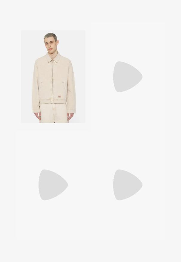 Giacca di jeans beige con collo, zip frontale, due tasche laterali e un logo a patch sul lato sinistro. Tessuto morbido, vestibilità comoda.; Maglietta bianca in cotone con maniche corte, scollatura rotonda, vestibilità comoda e senza loghi o motivi visibili. Texture liscia e design minimale.; Jeans in denim blu scuro con design a gamba dritta, caratterizzati da uno stile classico a cinque tasche e una chiusura con bottone metallico visibile in vita.; Sneaker in suede nera con strisce bianche, suola in gomma color beige e logo "Gazelle" dorato. Design classico a bassa altezza, con una parte superiore testurizzata.