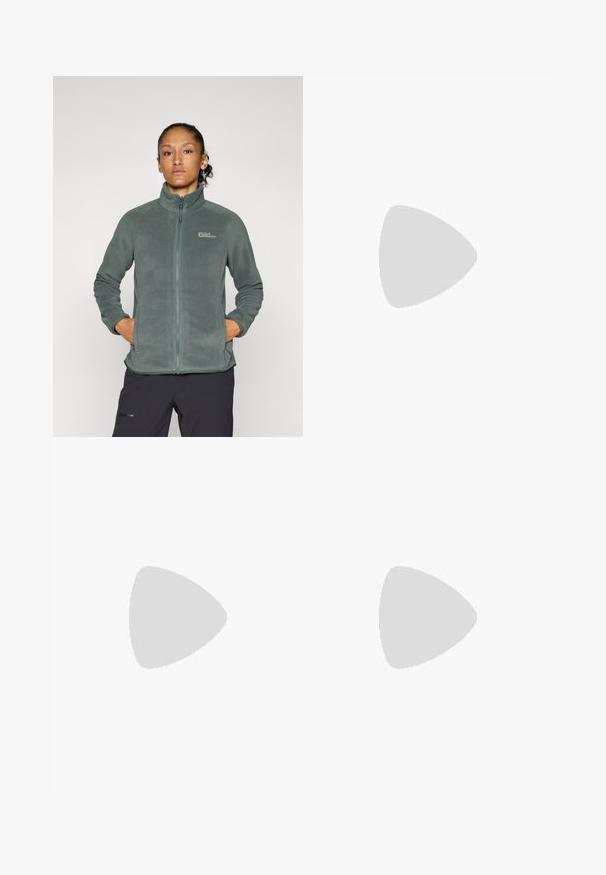 Kerge, tekstureeritud rohelisest fliisist jakk kõrge krae ja lukuga. Omab küljetaskuid ja logo vasakul ülaservas.; Must mustahiheline T-särk, millel on pikad varrukad, valmistatud puuvillast ja ümarast kaelusest. Vasakul rinnal on väike valge logo. Lihtne disain ja sobivus.; Mustad nailonist valmistatud eemaldatavad cargo-püksid, reguleeritavate pahkluudega, mitmete taskutega ja paremal jalal logoga. Sile, kerge tekstuur.; Beež ja koobalti spordijalats tekstureeritud võrkkattega, toetavad ülemised kihid ja kummist tallaga, millel on mustriga joonistus haardeks.