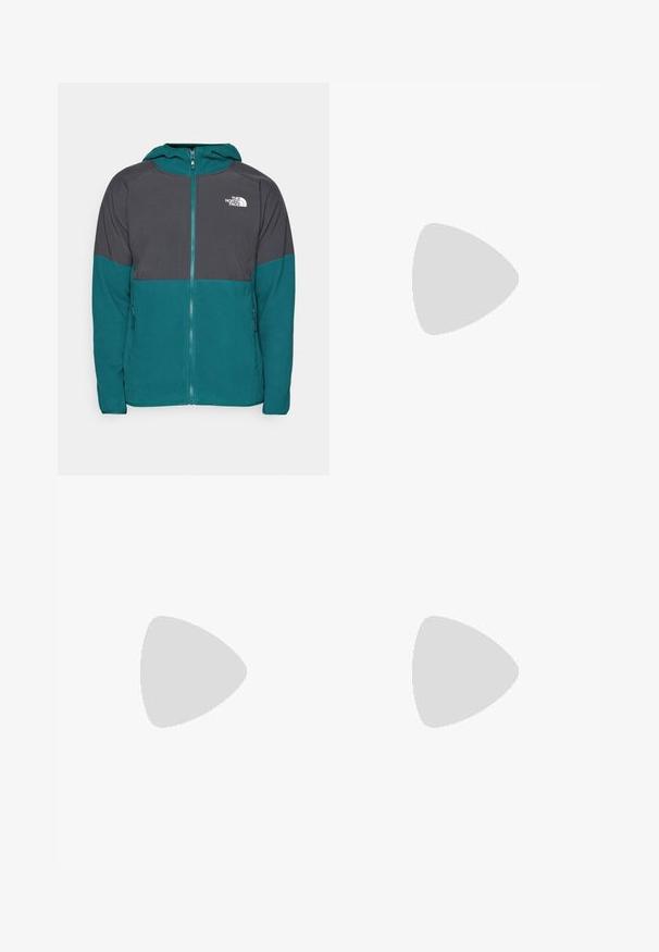 Giacca a zip in teck e grigio scuro con cappuccio, realizzata in materiale felpato. Presenta tasche laterali e un logo bianco sulla parte sinistra del petto.; T-shirt bianco a maniche lunghe in cotone con colletto rotondo. Presenta un piccolo logo nero sul petto. Texture liscia, vestibilità regolare.; Pantaloni sportivi neri con vita regolabile tramitecordino, vestibilità affusolata, polsini elasticizzati e un piccolo logo bianco sulla coscia sinistra, realizzati in tessuto morbido.; Scarpe da esterni nere realizzate in mesh e materiale sintetico, con una parte superiore testurizzata, un sistema di allacciatura sicuro e una suola robusta, su terreno roccioso.