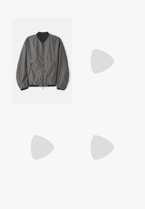 Casaco bomber texturizado em cinza com um padrão geométrico. Apresenta fecho de correr à frente, gola preta e punhos e bainha elásticos.; T-shirt branca de algodão com mangas curtas e decote redondo. Apresenta um design de logotipo central em tons de rosa e castanho.; Calças azul marinho em algodão, com um design de perna reta, fecho frontal com botão e cinta clássica com passantes para cinto.; Tênis brancos com detalhes em camurça, bico arredondado, atacadores planos e sola de borracha creme. Apresenta uma marcação verde no calcanhar.