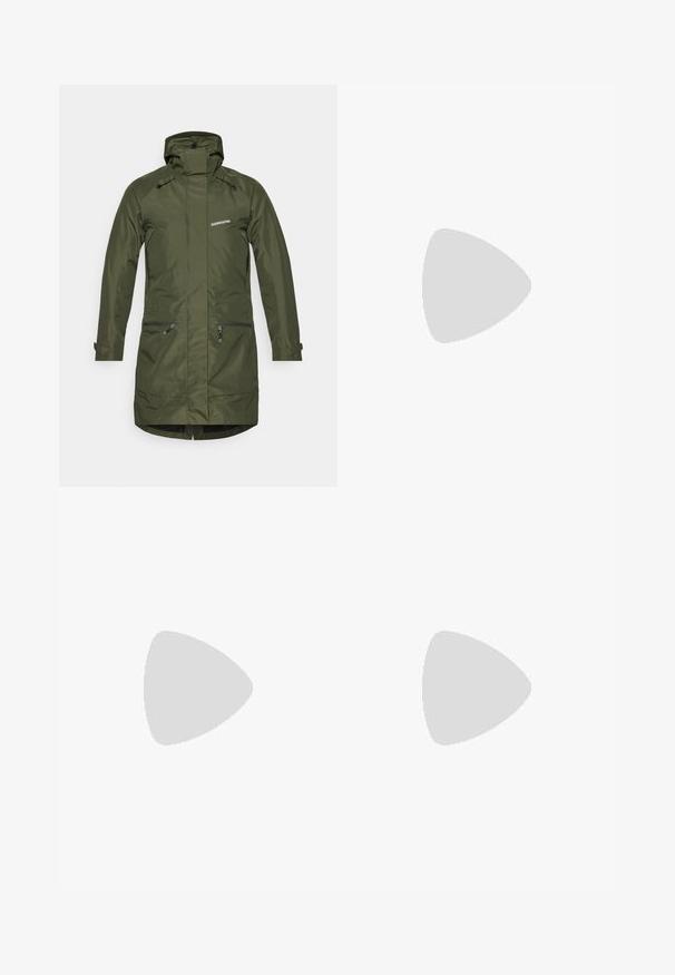 Olivgrüner wasserdichter Parka mit Kapuze, Reißverschlusstaschen und verstellbaren Bündchen. Bietet ein schlankes, strukturiertes Design und eine texturierte Stoffoberfläche.; Schwarzes Langarm-T-Shirt aus Baumwolle mit Rundhalsausschnitt. Verfügt über ein kleines weißes Logo auf der linken Brustseite. Einfaches Design und Passform.; Schwarze, enganliegende Hosen aus einem flexiblen Material. Zu den Merkmalen gehören eine seitliche Reißverschlusstasche, vorgeformte Knie und eine glatte Textur.; Schwarzer Wanderstiefel mit einem mittelhohen Design, ausgestattet mit einer strukturierten Oberfläche, grauen Akzenten und einer robusten Gummisohle mit Profilstollen.