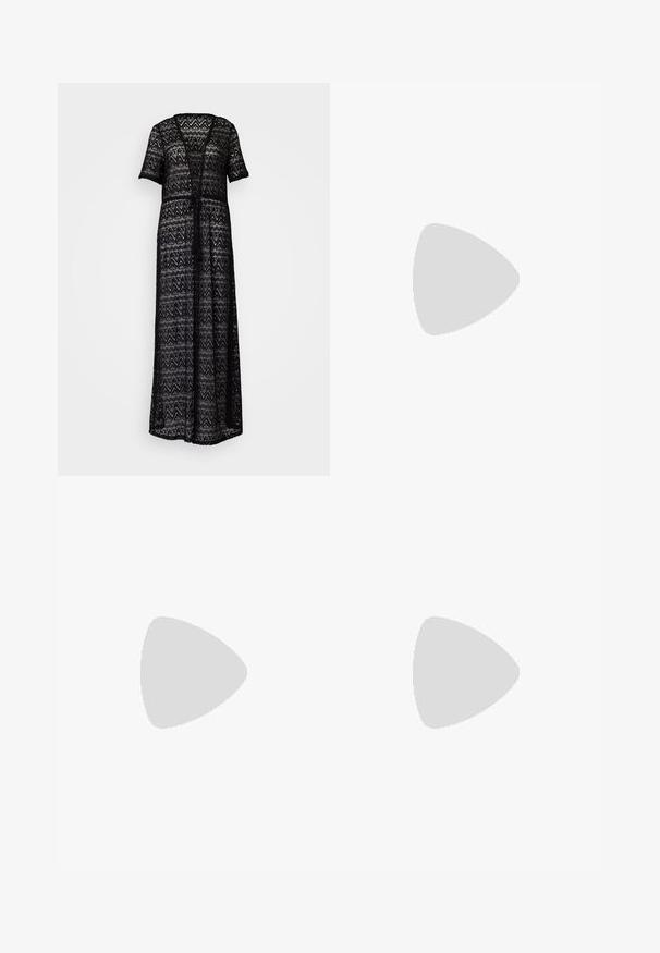 Sorte blonde maxi-kjole med korte ermer, V-hals, åpen front og zigzag-mønster. Lett, semi-transparent materiale med knyting.; Svart, tettsittende midikjole laget av teksturert stoff. Har en stroppeløs, rett silhuett med en jevn, sømløs design.; Sølv høyhælte sandaler med et glitrende stroppdesign, som har en perle-lignende akcent og en spiralformet ankelstropp for sikker passform.; Svart skinn skulderveske med en avrundet form, glanset overflate og sølvfargede detaljer. Person iført sorte vide bukser og naglede loafers.