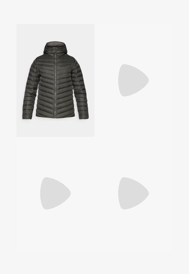 Tumši zaļš quilted kapuci jaka ar priekšējo rāvējslēdzi, garām piedurknēm un diskrētu logo kreisajā krūtīs.; Melna īsām piedurknēm T-kreklu, kas izgatavots no viegla auduma, ar gaismu pelēku "TERREX" logo krūšu daļā un apaļu kakla izgriezumu.; Kaki āra bikses ar regulējamu melnu jostu, ar rāvējslēdzējiem kabatām, sašaurinātiem piedurknēm un noņemamām apakšējām kājām, nodrošinot daudzveidīgu stilu.; Melni sporta apavi ar struktūru adītu virsu, pastiprinātu pirkstu daļu un amortizētu zoli, izvietoti uz zemes, kurā ir izkaisīti zari.