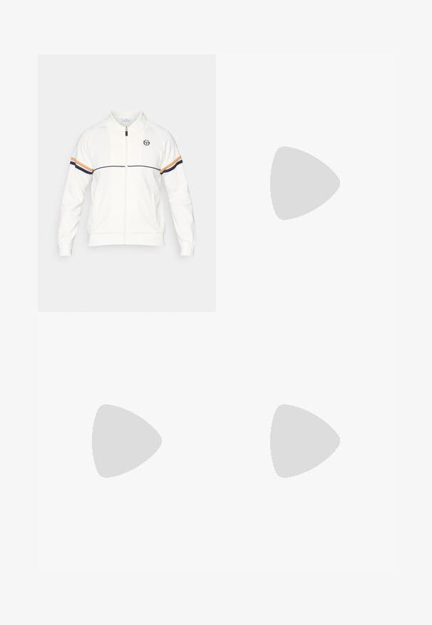 Hvit zip-up jakke i mykt materiale, med krage, brodert logo, og doble horisontale striper i marineblått og oransje på ermene.; Svart t-skjorte med korte ermer laget av bomull. Har en gul logo trykt på venstre bryst. Klassisk rund halslinning, glatt tekstur.; Hvite joggebukser laget av myk stoff, med sidelommer og fargede striper ved ankelen med oransje og blå detaljer.; Svart idrettssko med teksturert overdel, tre horisontale striper, og en hvit såle med mønstret gummibunn. Lettvekts og strømlinjeformet design.