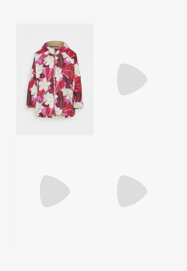 Veste à capuche résistante à l'eau présentant un imprimé floral rose vif avec des fleurs blanches et des feuilles vertes foncées. Fermeture éclair et poignets élastiques.; T-shirt en coton blanc avec un col rond, des manches courtes et un petit logo noir "Calvin Klein" sur la poitrine. Design simple, sans motifs.; Pantalons larges blancs en tissu léger, présentant une texture lisse, des lignes épurées et une taille haute.; Sneaker en cuir noir avec un bout arrondi, semelle plateform blanche et lacets noirs. Présente un logo discret au niveau du talon et une texture lisse.
