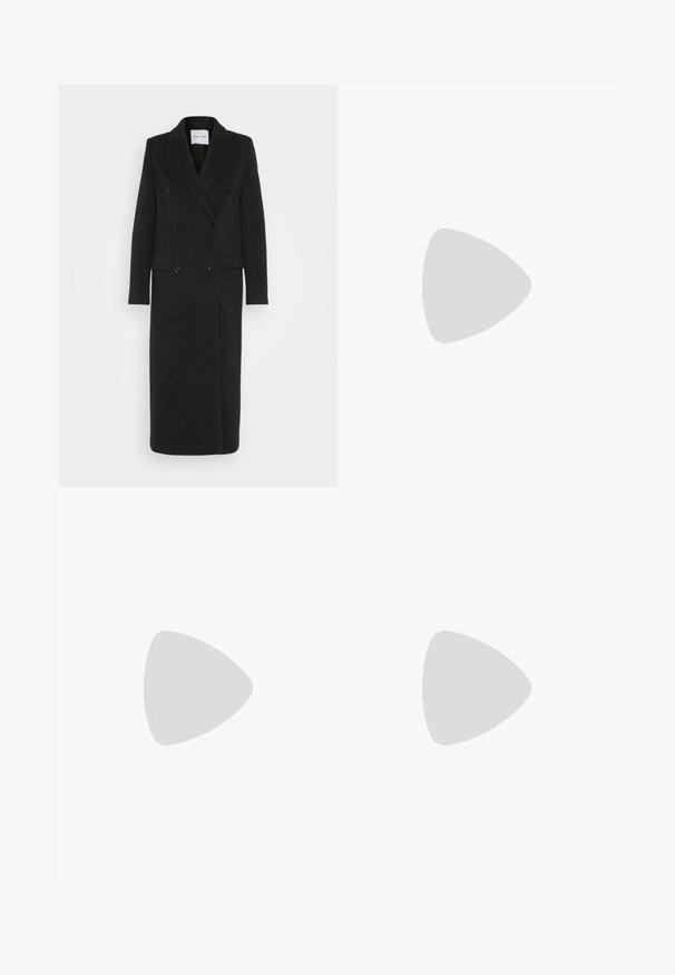 Samsøe Samsøe Klassisk kappa / rock - phantom; Vit kortärmad T-shirt, korta vida ärmar, mjukt bomullsmaterial, rund halsringning med subtila orange detaljer, minimal design, inga mönster eller grafik.; Svarta skräddarsydda byxor med rak benform, med en slät yta och skarpa veck fram. Ingen synlig hårdvara.; Beige blockklackade sandaler med tunna remmar och fyrkantig tå. Slätt material med minimal detaljering, utformade för enkel användning.