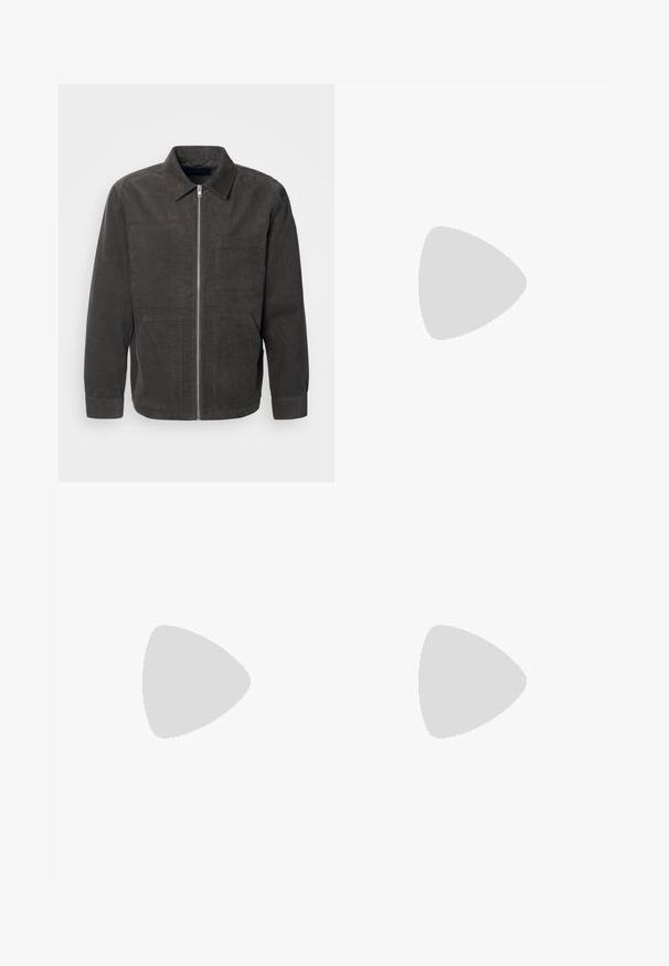 Lindbergh ZIP THROUGH OVERSHIRT - Lichte jas - dark green; Witte button-up blouse met verticale marineblauwe strepen, lange mouwen, een borstzak en een klassieke kraag. Gladde stof met een relaxte pasvorm.; Zwarte flared jeans van denim met een vervaagde wassing, vijf zakken en contrasterende stiksels, met een licht wijde pijpopening.; Lichtgrijze sportschoen met een bovenwerk van mesh en suede. Beschikt over een gevoerde zool, uitgesproken overlays en een gestructureerd ontwerp.