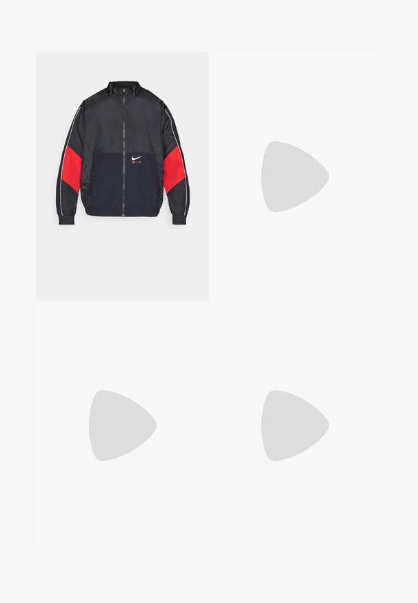 Nike Sportswear AIR TRACKTOP - Trainingsjacke - black/university red; Schwarzes Baumwoll-T-Shirt von Nike mit klassischem Rundhalsausschnitt, kurzen Ärmeln und einem dezenten, geprägten Logo auf der Brust. Glatte Textur.; Schwarze Sweatpants aus weichem Stoff mit elastischem Bund, Kordelzug und kleinem Nike-Logo auf dem linken Oberschenkel.; Schwarze Sportschuhe aus strukturiertem Stoff mit Gummisohlen, ausgestattet mit elastischen Schnürsenkeln und einem blauen Akzent an der Ferse. Getragen mit hellen Jeans.