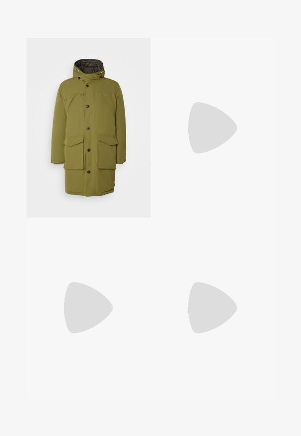 Ελαιόχροσο μπουφάν με απομονωτική επένδυση και κουκούλα, διαθέτει κλείσιμο με φερμουάρ και κουμπιά, δύο μπροστινές τσέπες και επένδυση με ραφή.; Σκούρο ναυτικό μπλε πουλόβερ με ψηλό λαιμό από λεπτό πλεκτό ύφασμα, διαθέτει μακριά μανίκια και εφαρμοστή, ψηλή λαιμόκοψη. Δεν έχει ορατά σχέδια ή διακοσμητικά στοιχεία.; Ανοιχτό γκρι παντελόνια με λεία υφή, επίπεδο μπροστινό μέρος και ίσιες γραμμές. Κατασκευασμένα από αναπνεύσιμο ύφασμα, διαθέτουν εσωτερικές τσέπες και θηλιές για ζώνη.; Μαύρο δερμάτινο παπούτσι με κορδόνια, με στρογγυλή μύτη, λεία υφή, ελάχιστη ραφή και χαμηλή καουτσούκ σόλα. Λογότυπο στη σόλα.