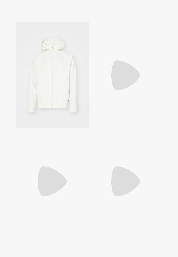 Chaqueta blanca con capucha y cierre frontal, hecha de una tela suave. Presenta bolsillos laterales y un pequeño logo en el pecho.; Camiseta negra de manga larga hecha de tejido suave. Cuenta con un escote redondo y un corte relajado. Detalles de costura en los hombros, diseño minimalista.; Jeans de denim gris oscuro con un diseño de pierna recta, que cuentan con un cierre de cremallera, cinco bolsillos y sutiles detalles de desvanecimiento en la tela.; Botín de ante marrón claro con collar acolchado negro, ojales de metal dorado, detalles de costura blanca y suela de goma resistente con tacos pronunciados.