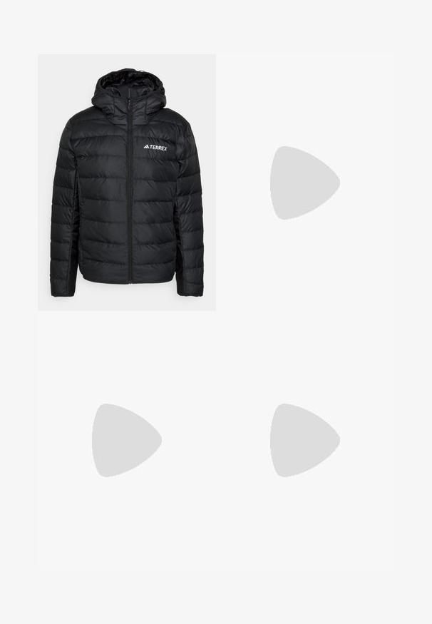 adidas Terrex TERREX MULTI LIGHT DOWN HOODED - Dunjakke - black; Svart t-skjorte med kort erm laget av lett stoff, med en lys grå "TERREX" logo på tvers av brystet og rund hals.; Kakhifargede friluftsbukser med justerbart svart belte, glidelåslommer, avsmalnende ermer og avtagbare underben for variert styling.; Svarte atletiske sko med en strukturert strikket overdel, forsterket tå og polstret såle, utstilt på jordaktig grunn med spredte kvister.