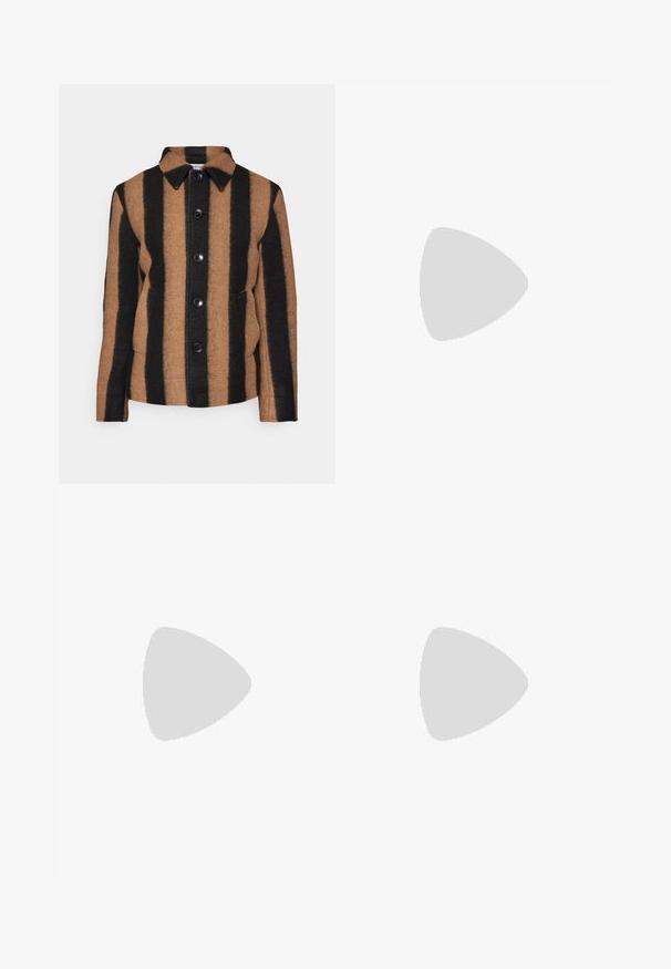 Bruine en zwarte gestreepte wollen jas met een puntige kraag, een sluiting met knopen aan de voorkant en twee zijzakken. Gestructureerde stof.; Zwarte korte mouwen T-shirt van een gladde katoenmix, met een ronde halslijn en een minimalistisch ontwerp zonder patronen of accenten.; Zwarte katoenen broek met een rechte pasvorm, voorzien van een knoopsluiting, riemlussen en een minimalistisch ontwerp. Glad van structuur, zonder patronen.; Zwarte leren sneaker met lage schacht, zwarte veters en off-white zool, weergegeven in zijprofiel op een witte achtergrond.
