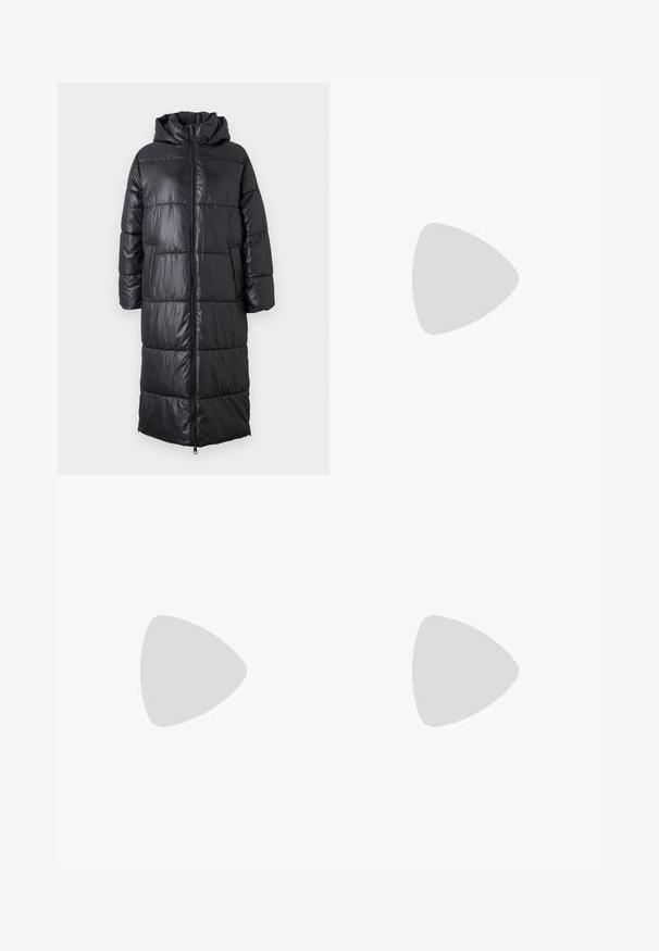 Abrigo de plumas largo y negro con capucha, con un acabado brillante, diseño con capucha, patrón de acolchado horizontal y cierre frontal de cremallera.; Top negro de manga larga con un dobladillo rizado blanco en contraste, cuello redondo y textura suave. Diseñado con un corte relajado.; Jean ancho gris hecho de mezclilla con un ligero efecto de lavado, que presenta cinco bolsillos, costuras a medida y un cierre frontal con botones.; Zapato de tacón alto tipo slingback en piel sintética brillante de color marrón oscuro, con punta afilada, laterales abiertos y correa ajustable en el tobillo.