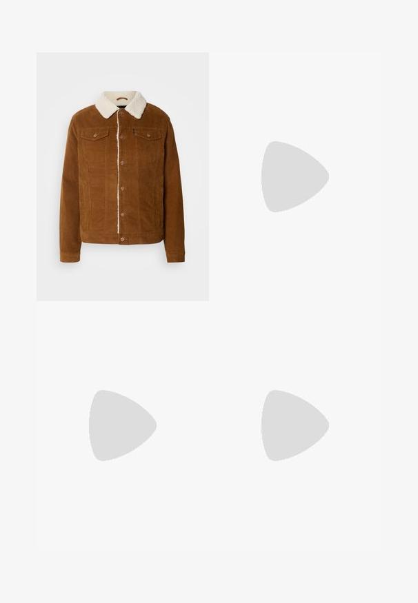 INDICODE JEANS Jas - rubber; Twee shirts met korte mouwen: één effen zwart, één wit met zwarte verticale strepen. Beide hebben knoopsluitingen en een klassieke kraag.; Zwarte denim broek met een recht gesneden pasvorm, vijf gebruikersvriendelijke zakken en een sluiting met een knoop aan de voorkant. Soepele textuur met minimale stikdetails.; Zwarte leren instappers met een ronde neus, voorzien van een gestikt ontwerp, een lage platformzool en een gestructureerde, grof rubberen buitenzool.