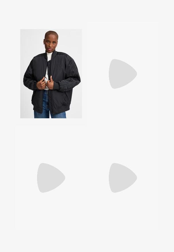 adidas Originals Giacca invernale - schwarz; Felpa nera con maniche lunghe, strisce bianche che corrono lungo ogni braccio e un piccolo logo grigio sul petto. Materiale in cotone, vestibilità casual.; Pantaloni felpati neri a gamba larga realizzati in tessuto morbido, con un elastico in vita e un piccolo logo sul lato sinistro.; Sneaker in pelle nera con tre strisce marroni, punta in gomma testurizzata, chiusura con lacci e suola piatta nera. Presenta un logo discreto sul tallone.