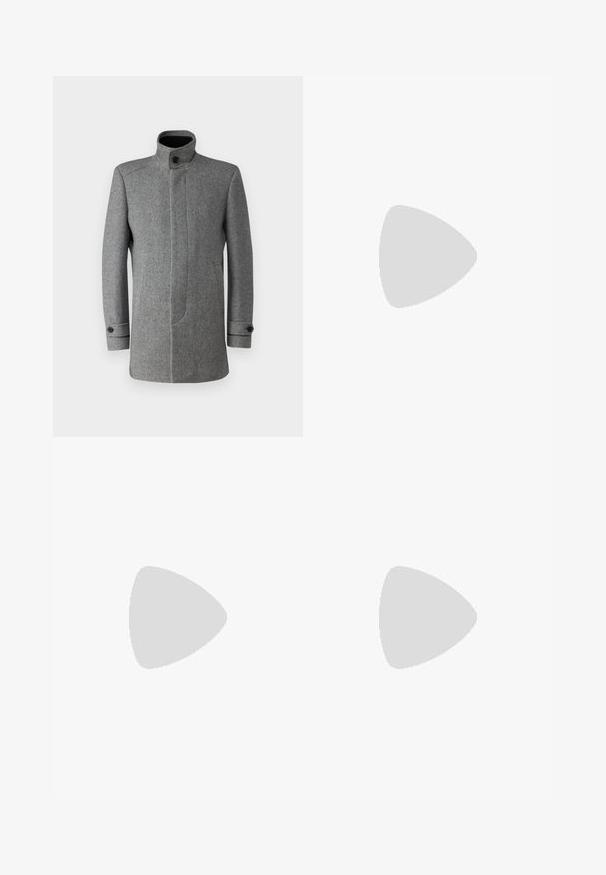 Cappotto grigio in misto lana con colletto alto, chiusura a bottone, tasche laterali e motivo a spina di pesce testurizzato.; Maglione a collo alto nero realizzato in materiale morbido, con maniche lunghe e vestibilità aderente. Bordo a coste all'orlo e ai polsini. Design semplice.; Jeans in denim nero con un design a gamba dritta, dotati di chiusura con bottone, cinque tasche e cuciture minime per un'aspetto pulito.; Scarpa nera in pelle con lacci, punta tonda, texture liscia, cuciture minime e tacco in gomma basso. Logo sul tacco.