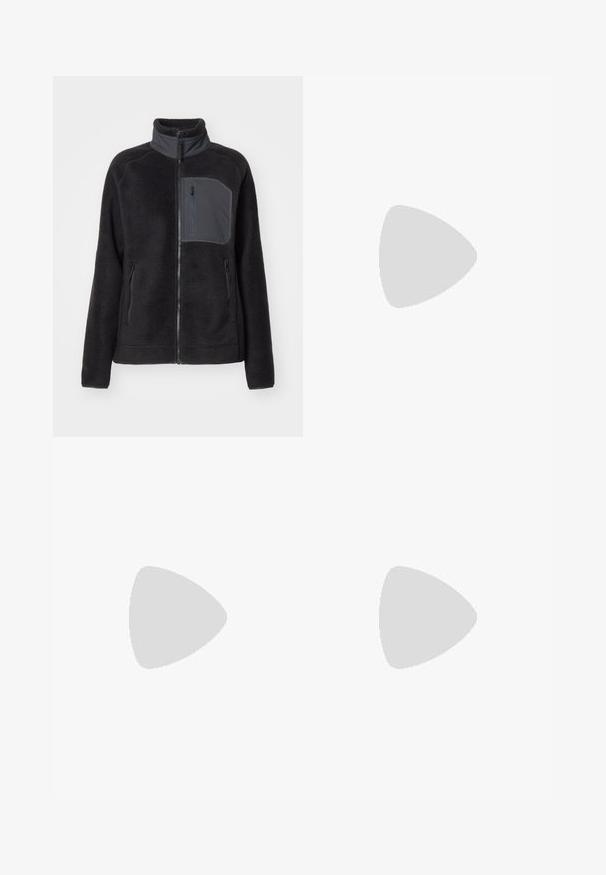 Chaqueta de forro polar negra con cuello alto, cremallera frontal y dos bolsillos laterales con cremallera. Presenta un bolsillo en el pecho de color gris en contraste y una tela texturizada.; Camiseta de manga larga negra de algodón con cuello redondo. Presenta un pequeño logotipo blanco en la parte izquierda del pecho. Diseño y ajuste simples.; Pantalones cargo de nailon negro con cremallera desmontable, puños ajustables, múltiples bolsillos y un logotipo en la pierna derecha. Textura suave y ligera.; Zapatilla deportiva beige y crema con parte superior de malla texturizada, superposiciones de soporte y suela de goma con un patrón de tracción.