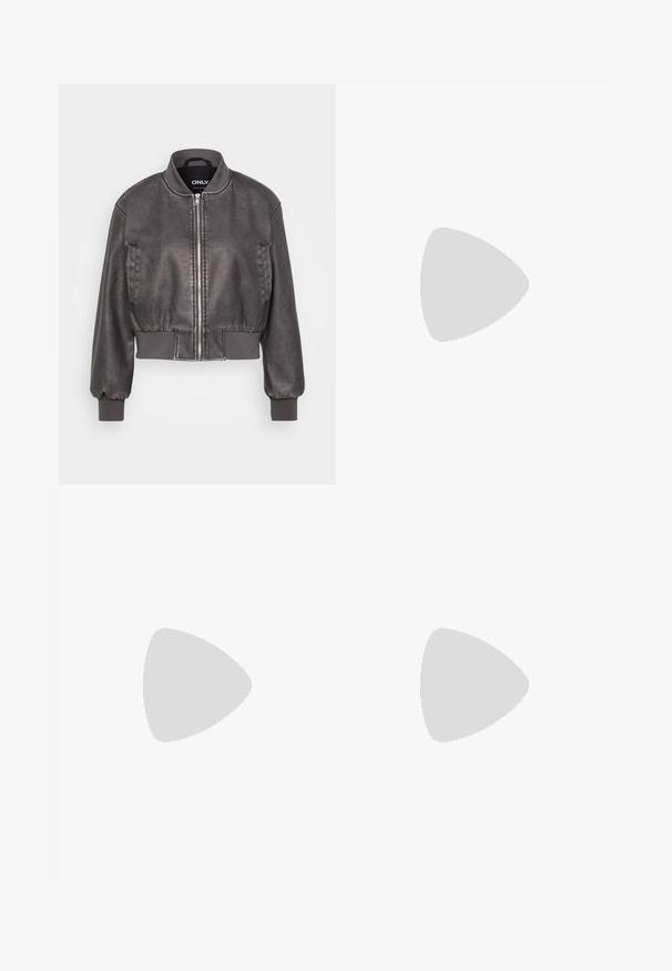 Skraćená šedá bomberka vyrobená z hladkej koženej imitácie, so zipsom vpredu, ribovanými manžetami a minimalistickým dizajnom.; Even&Odd Petite 2 PACK - Top - light grey/black; ONLY Petite ONLMADISON BLUSH WIDE - Široké nohavice - dark blue denim; Čierne členkové topánky s lesklým povrchom, štvorcovou špičkou a širokým blokovým opätkom. Dizajn sa vyznačuje bezšvovou siluetou a minimálnym brandingom.; Strieborné kovové náušnice vo forme kruhov s brúsenou textúrou, so zaobleným dizajnom a priehľadným zarážkou pre bezpečné nosenie.