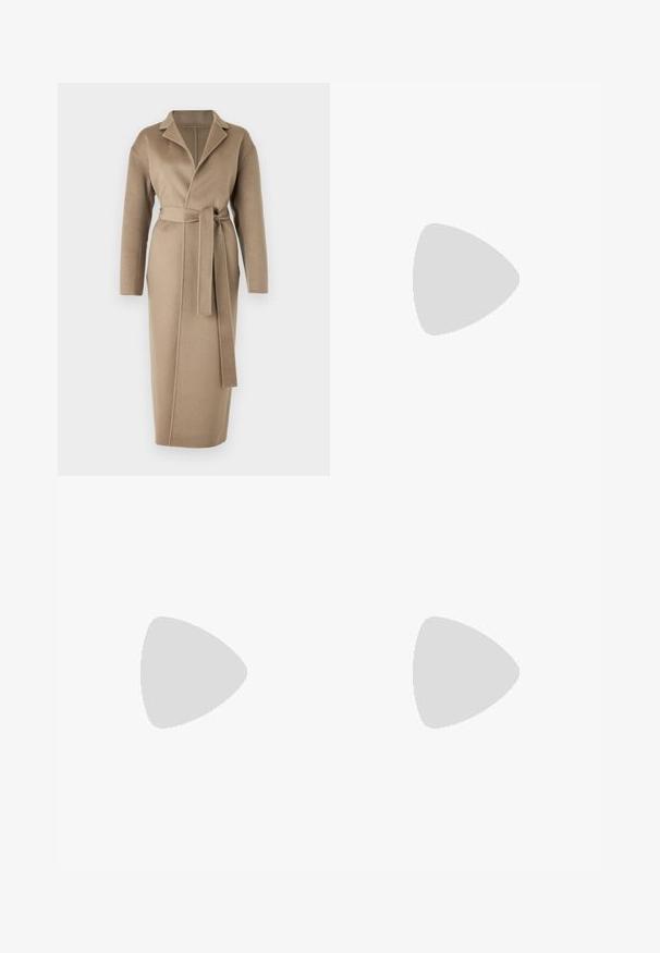 Filippa K ALEXA COAT - Klasický kabát - moss grey; Čierny dlhý rukáv turtleneck top vyrobený z hladkej látky, s volánovým golierom a priliehavou siluetou s jednoduchými okrajmi.; Tmavomodré rozšírené džínsy vyrobené z denimu. Majú vysoký pás, predné vrecká a rozparky na spodnom okraji. Klasický dizajn s piatimi vreckami.; Čierne kožené členkové topánky s špicatou špičkou a blokovým podpätkom, kombinované s lesklými striebornými nohavicami, predvádzajúce elegantné textúry a kontrastné farby.