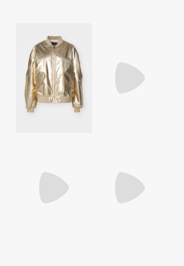 Metallisch goldene Bomberjacke mit einem Reißverschluss, gerippten Bündchen und zwei Seitentaschen. Glatte Textur mit glänzender Oberfläche.; Schwarzes Baumwoll-T-Shirt mit Rundhalsausschnitt, kurzen Ärmeln und aufgesticktem Logo auf der Brust. Einfacher, lässiger Schnitt ohne Muster.; Schwarze, taillierte Hose mit geradem Bein, aus einem glatten Stoff und mit klaren Falten an der Vorderseite. Keine sichtbare Hardware.; Schwarze Lackleder Slingback-Pump mit spitzem Zehenbereich, kleinem Absatz und einem Ausschnittdesign auf dem Vorderteil. Hardware in Goldton als Akzent an der Seite.