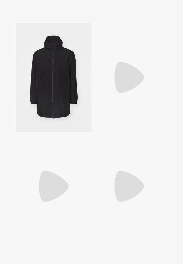 Chaqueta impermeable negra con capucha, mangas largas, cremallera frontal y dos grandes bolsillos laterales. Textura suave y diseño sencillo.; Camiseta negra de algodón de Nike con un clásico cuello redondo, mangas cortas y un sutil logo en relieve en el pecho. Textura suave.; Pantalones de chándal negros hechos de una tela suave, con cintura elástica, cordón y un pequeño logo de Nike en el muslo izquierdo.; Zapatillas deportivas negras con tejido texturizado y suelas de goma, con cordones elásticos y un acento azul en el talón. Combinadas con pantalones de mezclilla claros.