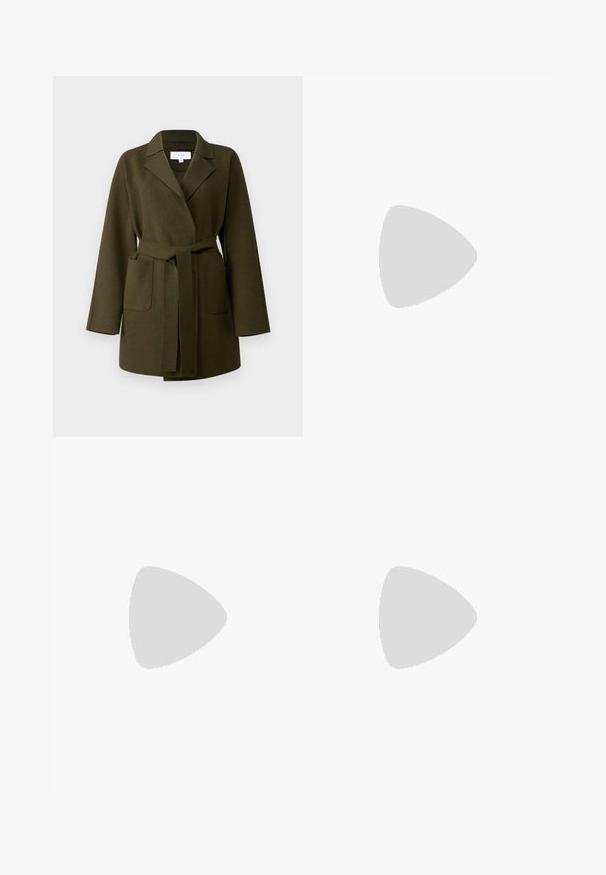 VILA VIJUICE BELT JACKET - Klasisks mētelis - four leaf clover; Olīvu zaļš ribota gara piedurkne tops ar volānu imitācijas kaklu un plecu akcentiem, izgatavots no elastīga auduma, kas nodrošina pieguļošu siluetu.; Šauri gaismis zili džinsi ar vidēju jostas augstumu, priekšējo pogu un piecu kabatu dizainu.; Melnas ādas potītes zābaki ar masīvu, rievojumu zoli, auklu aizdari un vilces cilpu uz gludas baltas fona.; Zelta auskari ar gludu, spīdīgu apdari. Apaļš dizains, kas ietver mazu tapu un caurspīdīgu pamatni drošai valkāšanai.