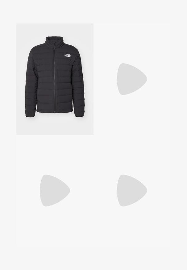 Casaco isolado preto com gola alta, costura horizontal, fecho éclair frontal e um pequeno logótipo branco no ombro esquerdo.; T-shirt preto de manga curta feito de algodão, com um decote redondo e um pequeno logótipo branco na parte superior esquerda do peito.; Calças atléticas pretas feitas de tecido leve, com um cós ajustável por cordão, bolsos laterais e punhos afunilados nos tornozelos.; Sapatilha de trail running preta com um upper texturizado, sola de borracha e biqueira reforçada. Possui um colarinho acolchoado e uma alça para facilitar o calçar.