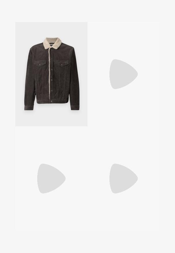 Dunkelgraue Cordjacke mit einem cremefarbenen Kunstfellkragen, ausgestattet mit zwei Brusttaschen und vorderen Metall-Druckknöpfen. Strukturiertes Gewebe mit vertikalen Streifen.; Drei ärmellose T-Shirts in Grau, Weiß und Schwarz. Weiches Baumwollmaterial mit Rundhalsausschnitt und lockerer Passform. Einfaches Design, keine Muster.; Helle, hoch geschnittene Slim-Fit-Jeans in Off-White mit Knopfverschluss, fünf Taschen und kupferfarbenen Nieten, flach auf einem weißen Hintergrund gelegt.; Grüne und weiße Sneaker mit einem Obermaterial aus Leder, perforiertem Zehenbereich, auffälligem Logo und Gummisohle. Verfügt über kontrastierende grüne Akzente.