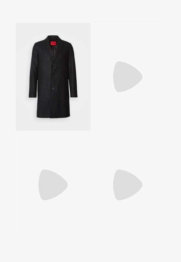 Manteau en laine noire à coupe ajustée, col cranté, fermeture à trois boutons et poches latérales. Intérieur doublé avec une étiquette à logo.; T-shirt noir à manches courtes en coton mélangé doux, avec un col rond et un design minimaliste sans motifs ni accents.; Pantalon noir en tissu lisse, avec une fermeture à bouton sur le devant, des plis et des jambes droites. Aucun motif ou accent visible.; Baskets en cuir noires à tiges basses avec lacets noirs et semelle ivoire, présentées en profil latéral sur fond blanc.