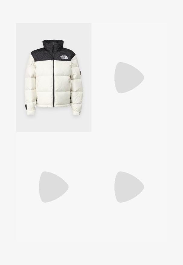 The North Face RETRO NUPTSE JACKET - Piumino - white dune/black; Maglietta nera a maniche corte con dettagli bianchi a tre strisce sulle spalle e un piccolo logo bianco sul petto. Tessuto dalla texture liscia.; Pantaloni da allenamento neri con elastico in vita, dotati di bande laterali bianche e un piccolo logo. Il materiale sembra morbido e leggero.; Sneaker in suede nero con dettagli gialli, dotato di tre strisce e una suola in gomma marrone. Include una linguetta imbottita per il comfort.