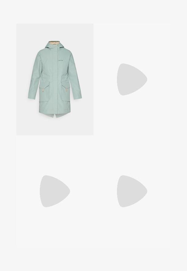 Giacca impermeabile verde menta chiaro con chiusura a zip, due tasche frontali, cappuccio e orlo più lungo sul retro. Presenta un logo discreto sul petto.; Maglietta nera corta in cotone, con un logo bianco con accenti curvi e testo "THE NORTH FACE" sul davanti. Maniche corte, colletto alla marinara.; Pantaloni neri da esterno realizzati in materiale resistente, con vestibilità rilassata, cintura elastica e polsini regolabili per lunghezza adattabile.; Scarpa da trekking nera con una tomaia texturizzata, chiusura con lacci e una suola di gomma spessa che presenta un logo prominente sul lato e disegni del battistrada.
