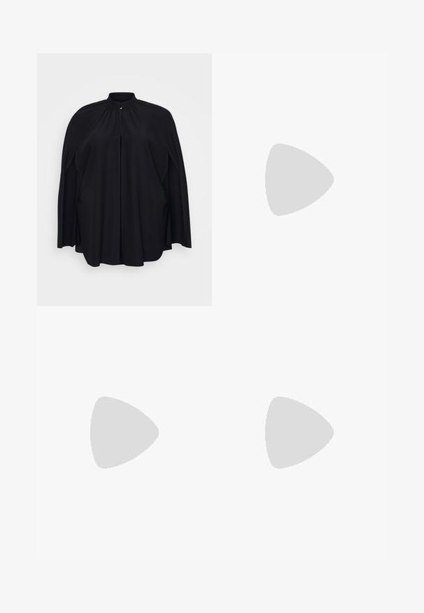 Zwarte cape met een hoge hals en subtiele plooien. Heeft een open voorkant en brede mouwen, gemaakt van een gladde, lichte stof.; Witte top met korte mouwen van zachte stof, voorzien van een ronde halslijn en geplooide details bij de taille voor een getailleerde look.; Even&Odd Wide leg - blue wash; Zilveren metallic sandalen met een minimalistisch ontwerp, met dunne banden en een zwarte platte zool. Kenmerken zijn de kruisbandsaccenten.; Blauwe geweven sjaal met franjes aan de uiteinden, gladde textuur, rechthoekige vorm en uniforme kleur doorheen. Geschikt voor koud weer.