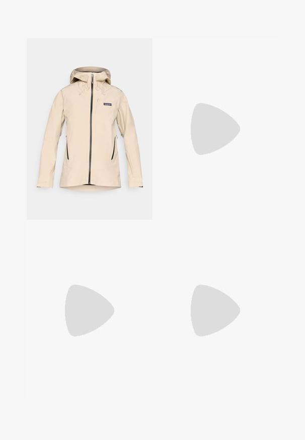 Μπεζ αδιάβροχη τζακέτα με κουκούλα, μπροστινό φερμουάρ και δύο πλ�αινές τσέπες με φερμουάρ. Περιλαμβάνει ελαστικούς καρπούς και ελαφρώς καμπυλωτό στρίφωμα.; Μαύρο μακρυμάνικο μπλουζάκι από βαμβάκι με στρογγυλή λαιμόκοψη. Διαθέτει ένα μικρό λευκό λογότυπο στην αριστερή πλευρά του στήθους. Απλός σχεδιασμός και εφαρμογή.; Μαύρα νάιλον παντελόνια cargo με φερμουάρ που αφαιρούνται, ρυθμιζόμενους καρπούς, πολλαπλές τσέπες και λογότυπο στο δεξί πόδι. Απαλή, ελαφριά υφή.; Ελαφρύ πράσινο ορειβατικό παπούτσι με διχτυωτό και λαστιχένιο υλικό, μαύρη σόλα με προσανατολισμό στην πρόσφυση, ροζ και πορτοκαλί λεπτομέρειες και ενισχυμένο άκρο.