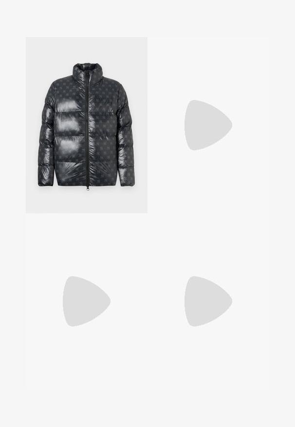Puffjacka i glänsande mörkgrått material med hög krage, prydd med ett subtilt logomönster i hela plagget och hel dragkedja fram.; Svart t-shirt i bomull från Nike med klassisk rund halsringning, korta ärmar och en diskret, präglad logotyp på bröstet. Slät textur.; Svarta byxor med dragsko i midjan, avslappnad stil, med sidfickor och rak benklippning på en plain bakgrund.; Svarta sportskor med texturerat tyg och gummisulor, med elastiska snörningar och en blå detalj på hälen. Bärs med ljusa jeans.