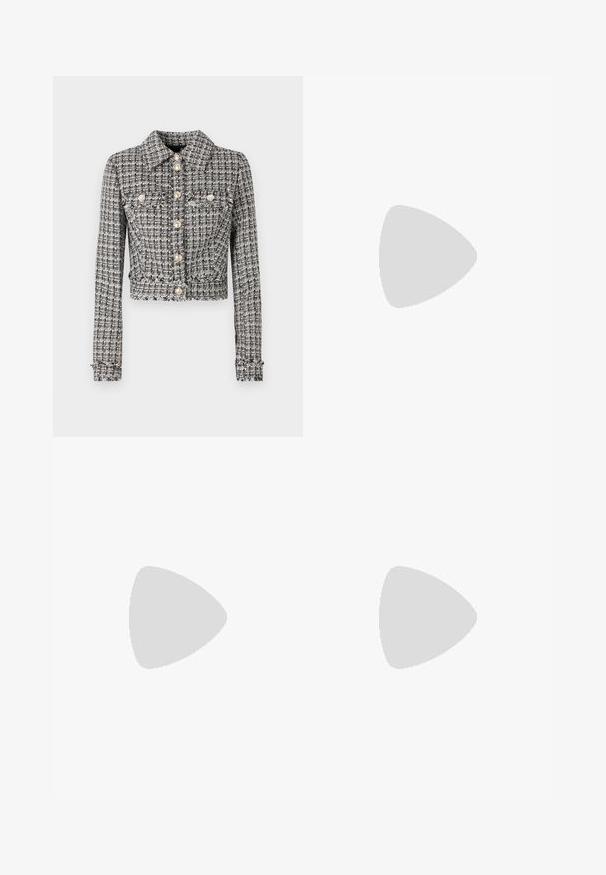 Svart og hvit tweed-jakke med kort design, som har krage, fem knapper og to brystlommer med dekorative detaljer.; Hvit kortermet topp med rund halslinning og en liten nøkkelhulldetalj foran. Glatt tekstur, avslappet passform og lett avrundet nederkant.; Grå tapered bukser laget av glatt stoff, med knappelukking og et knyttet belte i midjen. Ingen lommer synlige.; Svart høye hælsandaler har tynne stropper med en knyttet design, en glatt firkantet tå og en elegant stiletto-hæl.