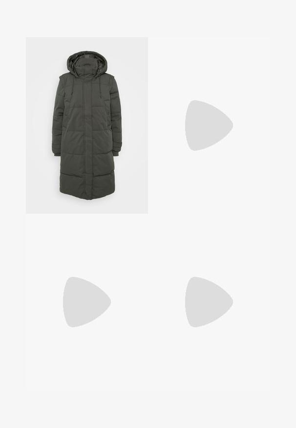 Duga zimska jakna s kapuljačom u tamnozelenoj boji. Ima ušivene dijelove, prilagodljive vezice i bočne džepove. Izrađena je od vodootpornog materijala.; Even&Odd Petite 2 PACK - Top - light grey/black; ONLY Petite ONLMADISON BLUSH WIDE - Široke nogavice - dark blue denim; Crne gležnjače s sjajnom površinom, četvrtastim vrhom i debelim blok petama. Dizajn ima besprijekornu siluetu i minimalno brendiranje.; Srebrne metalne naušnice u obliku prstena s brušenom teksturom, s kružnim dizajnom i prozirnom vrstom kopče za sigurno nošenje.