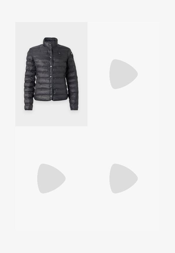 Crni puffer kaput s uspravnim ovratnikom, zatvaranjem na dugmadi, quilted teksturom i logotipom na lijevoj strani prsnog koša.; Bjela kratka majica s kratkim rukavima s tamnoplavim horizontalnim prugama, s vezanim logotipom "Tommy Hilfiger" na prsima. Klasični dizajn s okruglim izrezom.; Crne ravne traperice izrađene od denima, s visokim strukom, pet džepova i zatvaranjem na zip s dugmetom. Blago izblijela boja.; Bijele kožne tenisice s debelim bijelim potplatom, crnim zamšastim akcentom na peti i ugraviranim logom sa strane. Dizajn s vezicama i šest rupa za vezivanje.